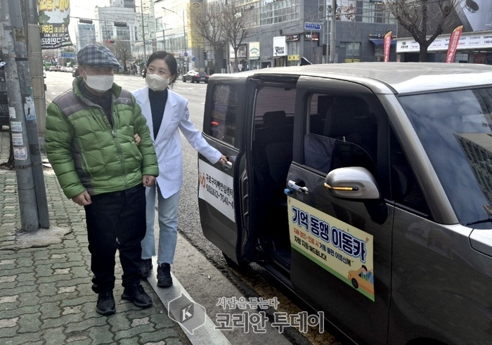 [코리안투데이] 사진 구로구 언론팀 제공 구로구 관계자가 ‘기억 동행 이동카’를 이용해 어르신과 이동하고 있다. © 박수진 기자