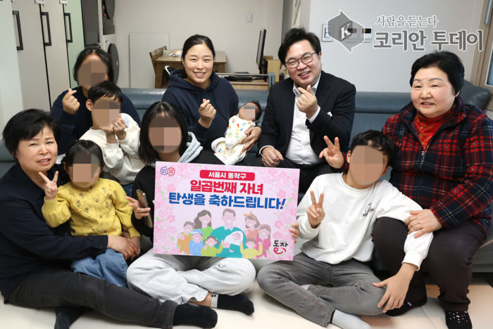 [코리안 투데이] 지난 2월 7남매 다자녀 가정을 방문하고 기념사진 촬영 © 두정희 기자