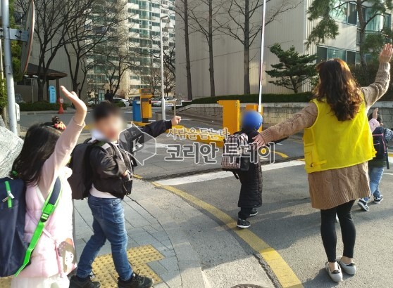 [코리안투데이] 사진 구로구 언론팀 제공 어린이들이 교통안전지도사와 함께 등교하고 있다. © 박수진 기자