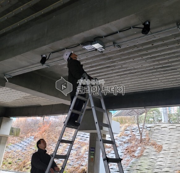 [코리안투데이] 사진 구로구 언론팀 제공 도림천 하부 고보조명 정비 모습 © 박수진 기자