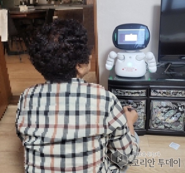 [코리안투데이] 방문건강관리 어르신이 인공지능 스피커를 통해 비대면 건강관리 서비스를 받는 모습(사진제공: 금산군청) © 임승탁 기자