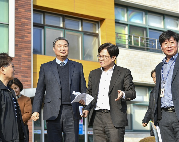 [코리안투데이] 김병수 김포시장이 학교현장을 살펴보는 모습 © 이보옥 기자