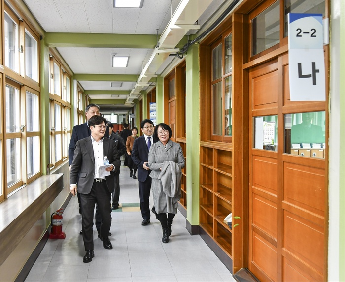 [코리안투데이] 김병수 김포시장이 학교를 둘러보는 모습 © 이보옥 기자