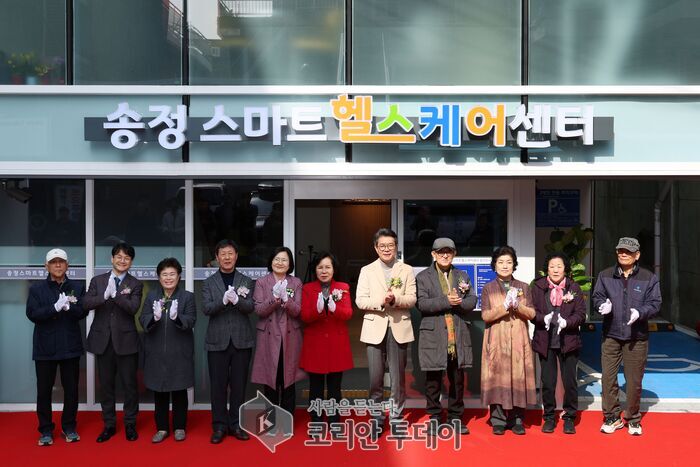 [코리안투데이] 성동구(가운데 정원오 성동구청장) '송정 스마트헬스케어센터'개소 © 손현주 기자