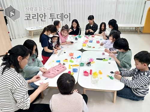 [코리안투데이]금천구 키움센터에서 담당교사들과 초등학생들이 놀이 체험을 하고 있다
