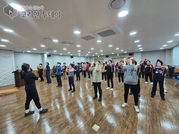 [코리안투데이] 중구보건소에서 진행되는 운동 교실 © 김미희 기자
