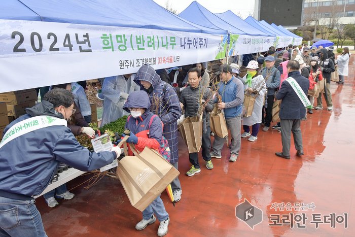 [코리안투데이] 작년(2024년) '나무 나누어주기 행사' 사진 © 이선영 기자