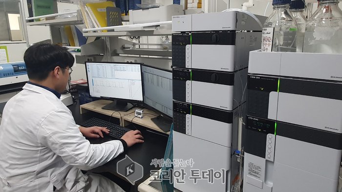 [코리안투데이] 금산인삼약초산업진흥원 잔류 농약 검사 모습(사진제공: 금산군청) © 임승탁 기자