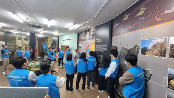 [코리안투데이] ‘아차산 역사문화홍보관’ 해설을 듣고 있는 참가자들 © 안덕영 기자