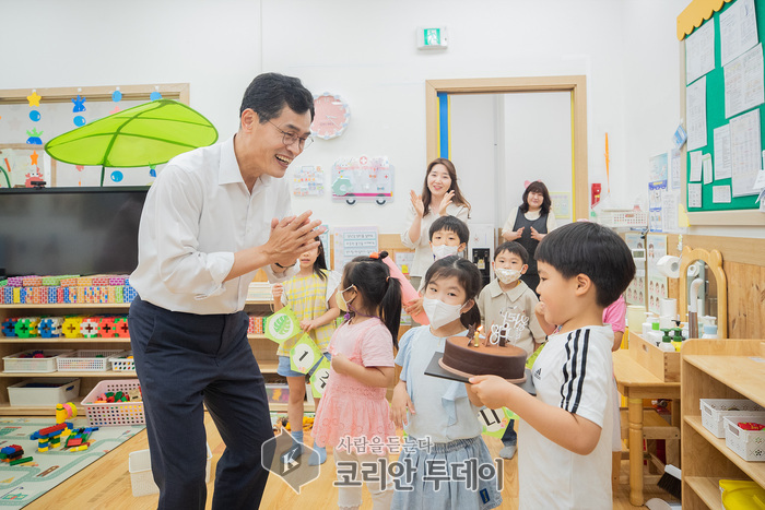 [코리안투데이] 어린이집에서 영유아들과 소통하고 있는 이기재 양천구청장 ©변아롱 기자