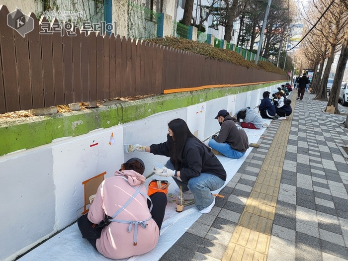 [코리안투데이] 벽화봉사단과 지역 주민 30여 명이 함께한 벽화 새 단장 © 유현동 기자
