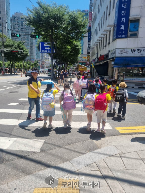{코리안투데이] 어린이 등하교 교통안전지도사업 본격 시행, 종로구 © 지승주 기자