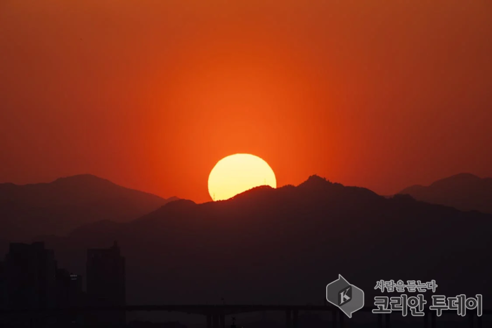 [코리안투데이] 일몰에 비친 산의 실루엣(사진제공: Hao Liang) ⓒ 박찬두 기자