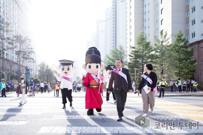 [코리안투데이] 민관합동 130여 명 참여, 어린이 교통안전 활동© 이윤주 기자
