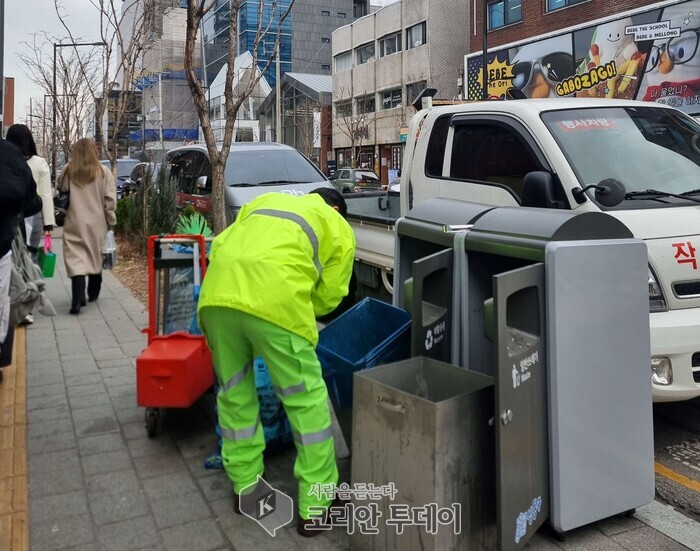 [코리안투데이] 성동구가 '365 청결기동대'를 운영 (가로 쓰레기통을 정비하는 모습) © 손현주 기자