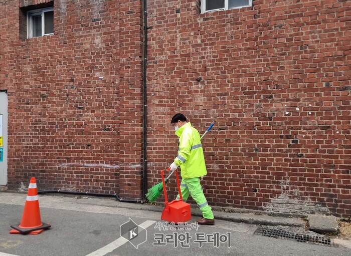 [코리안투데이] 성동구 성수동 연무장길에서 '365 청결기동대'가 환경 정비에 나선 모습 © 손현주 기자