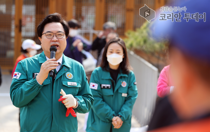[코리안 투데이] 지난 24일 까치산에서 ‘산불 예방 캠페인’ 인사말을 하고 있다. © 두정희 기자