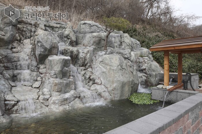 [코리안투데이] 백련골 실개천내의 인공폭포 © 김미희 기자