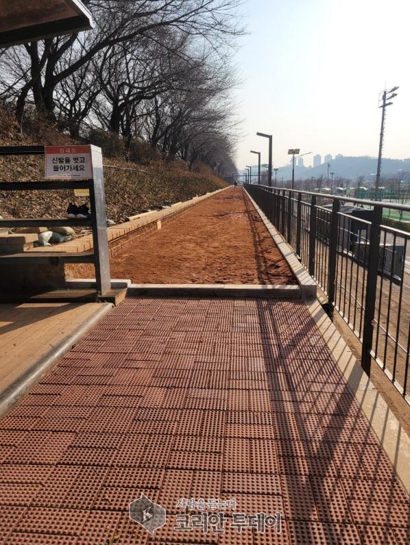 [코리안투데이] 사진 구로구 언론팀 제공 안양천 신정교 인근 황톳길 © 박수진 기자