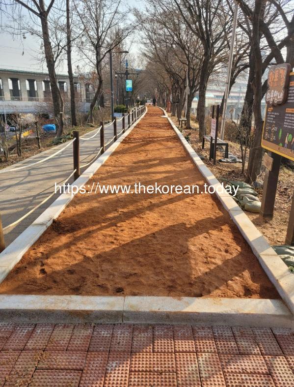 [코리안투데이] 사진 구로구 언론팀 제공 안양천 고척교 인근 황톳길 © 박수진 기자