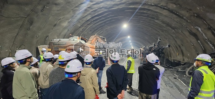 [코리안투데이] 사진 구로구 언론팀 제공 26일 구로구 공무원들이 공사 현장을 견학하고 있다. © 박수진 기자