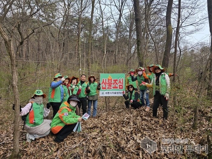 [코리안투데이] 도담자율방재단 원수산 일대에 산불 예방 현수막 10개 설치© 이윤주 기자