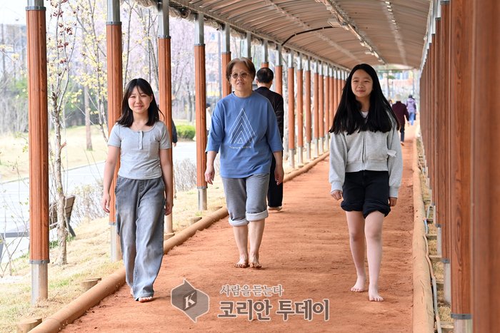 [코리안투데이] 일문화공원 황톳길을 방문한 시민들이 여유로운 봄 산책을 즐기고 있다. © 백창희 기자