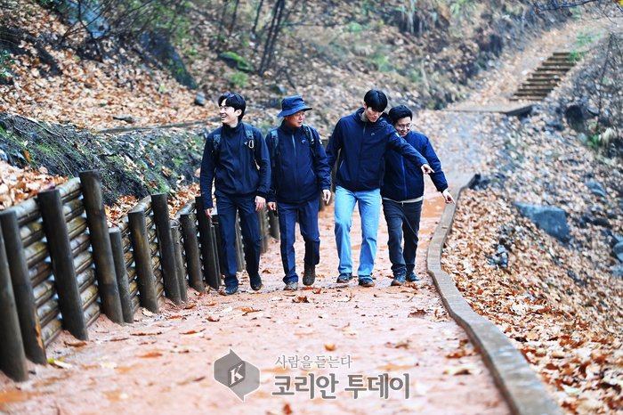 [콜안투데이] 하남시 직원들이 위례 순환 누리길을 점검하는 모습 © 백창희 기자