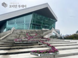 음표 따라 피어난 봄꽃, 예술이 된 순간