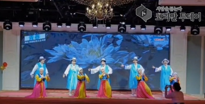 [코리안투데이] 사진 松花江艺术团演出《七十青春》 © 박수진 기자
