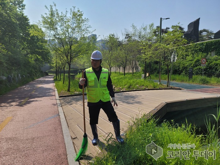 [코리안투데이] 송파시설관리공단 녹지환경부 성내천관리 정현택반장 © 지승주 기자