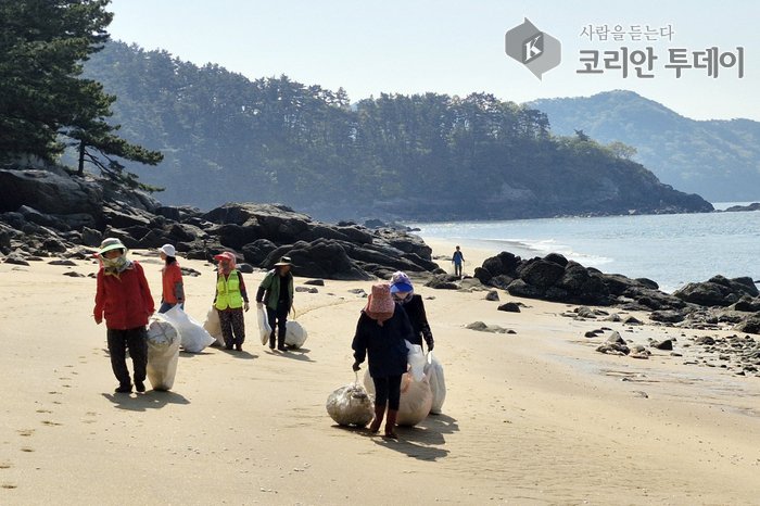 [코리안투데이] 덕적면, 죽노골 해변서 해양환경 정화 ‘클린업데이’ © 김미희 기자