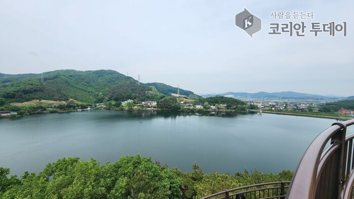 [코리안투데이] “귀족회, 100권 작가들이 전하는 시의 온기” © 이명애 기자