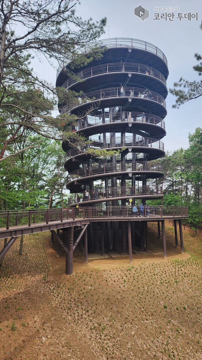 [코이안투데이] 금광호수 하늘전망대 “귀족회, 100권 작가들이 전하는 시의 온기” © 이명애 기자