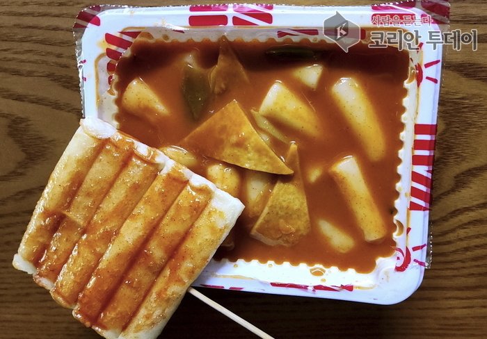 “말 없이 건넨 떡볶이 한 그릇”