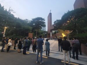 [포토뉴스] 성모성월 5월에 묵주기도 드리는 천주교 오금동성당 신자들! 송파