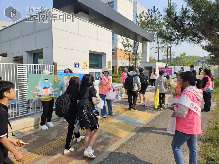 [코리안투데이] 시민·청소년 대상 금연 캠페인하는 시민들 © 김미희 기자