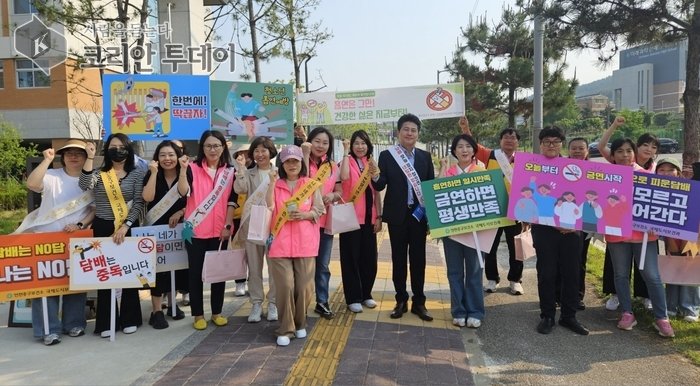 [코리안투데이] 시민·청소년 대상 금연 캠페인하는 구청장과 시민들 © 김미희 기자