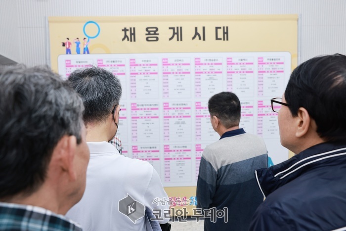 [코리안투데이] 사진 구로구 언론팀 제공 4일 구로구청에서 열린 ‘2025년 구로구 중장년 일자리박람회’를 찾은 구직자들이 채용 게시대를 보고 있다. © 박수진 기자