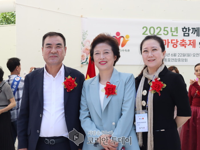 【Korean Today】照片:副总会长朴成镇、总会长金美婷、秘书长严智妍 ©박수진 기자