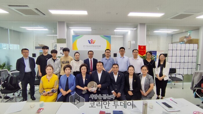 [코리안투데이] 사진 中国同胞联合中央会与中国少数民族对外交流协会合影 ©박수진 기자