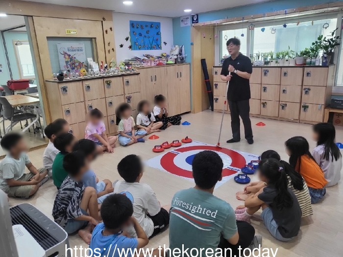 [코리안투데이] (사진2) 지난해 특강에 참여한 어린이들이 실내 컬링 체험 교육을 받고 있다. © 박수진 기자
