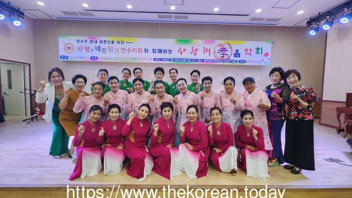 [코리안투데이] 사진 예술단팀원들과 부평꿈마을 교원원원장 박정애와 강사님들과의 기념촬영 © 박수진 기자