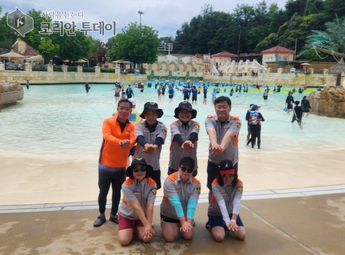 [코리안투데이] 전주덕진 CPR전문대원들이 워터파크에서 심폐소생술 포즈 단체사진 © 강정석 기자
