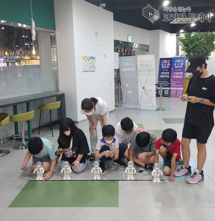 [코리안투데이] (사진) 지난해 스마트구로 홍보관에서 학생들이 댄스 로봇 코딩을 배워 실습하고 있다. © 박수진 기자