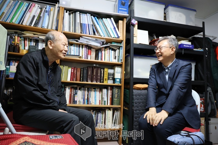 [코리안투데이] (사진) 장인홍 구로구청장(오른쪽)이 어르신과 웃으며 대화를 나누고 있다. © 박수진 기자