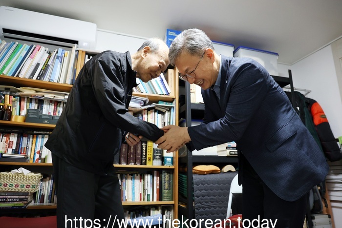 [코리안투데이][ (사진) 장인홍 구로구청장(오른쪽)이 어르신과 인사를 나누고 있다. © 박수진 기자