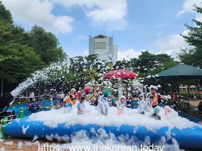 [코리안투데이] (사진) 작은 수영장(미니 풀장)에서 거품놀이를 하며 즐거운 시간을 보내는 아이들© 박수진 기자