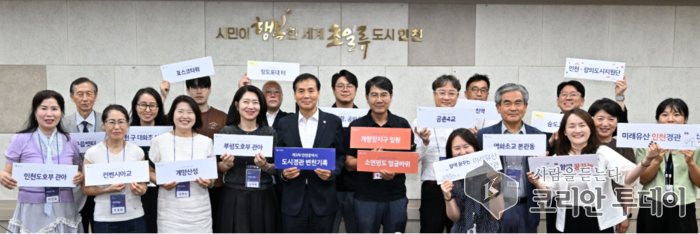 [코리안 투데이] 황효진 글로벌도시정무부시장이 31일 시청 영상회의실에서 열린 '도시경관 변천기록 및 관리시스템 고도화 용역 최종보고회'에서 표창장을 수여하고 시민작가단과 기념촬영 © 김미숙 기자