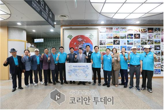 [코리안투데이] 2025 피스로드 인천경기북부 구리시 통일대장정 서명결의 후 기념촬영하는 백경현 시장, 신동화의장, 이은주 도의원 외 대회조직위원회 임원) © 손현주 기자